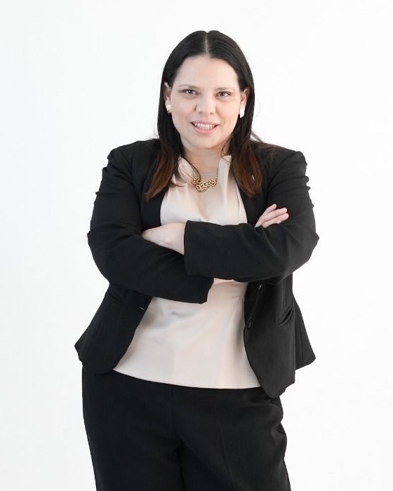Eunice Martínez, médica especialista en Calidad de la Atención Clínica, de pie con los brazos cruzados